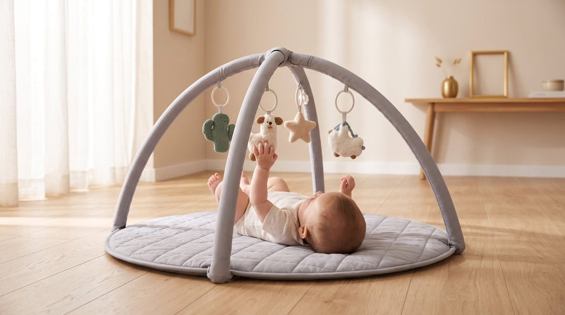 Baby speelt op de ronde grijze babygym van Laavir