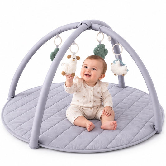 Laavir Babygym Speelkleed met Boog Grijs - baby speelt met een speeltje aan de boog