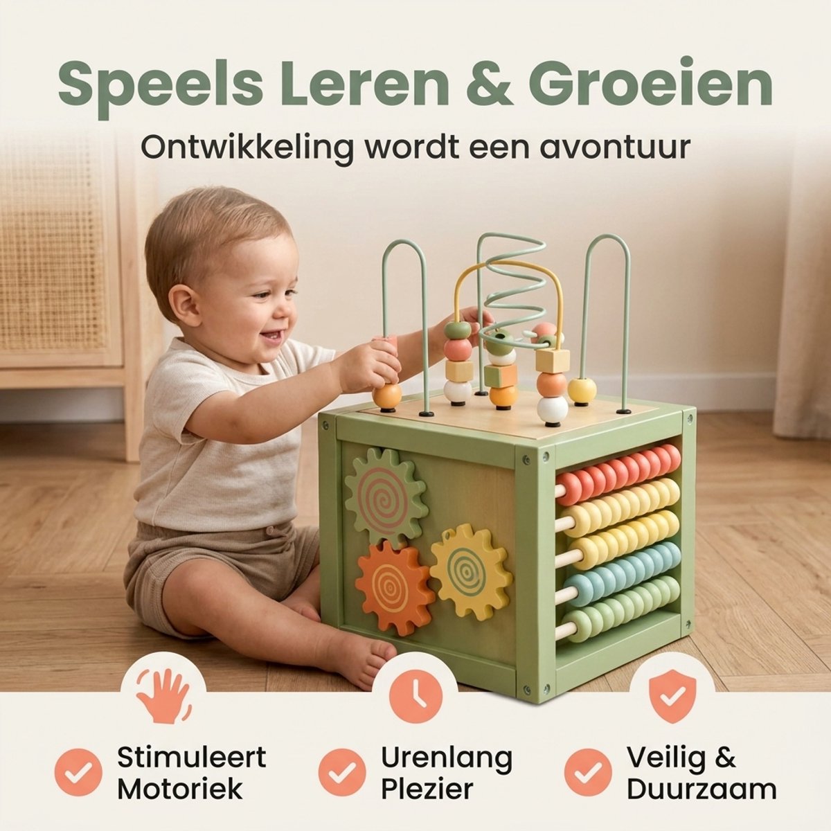 Laavir Houten Activiteitenkubus Mintgroen - baby speelt met de kubus