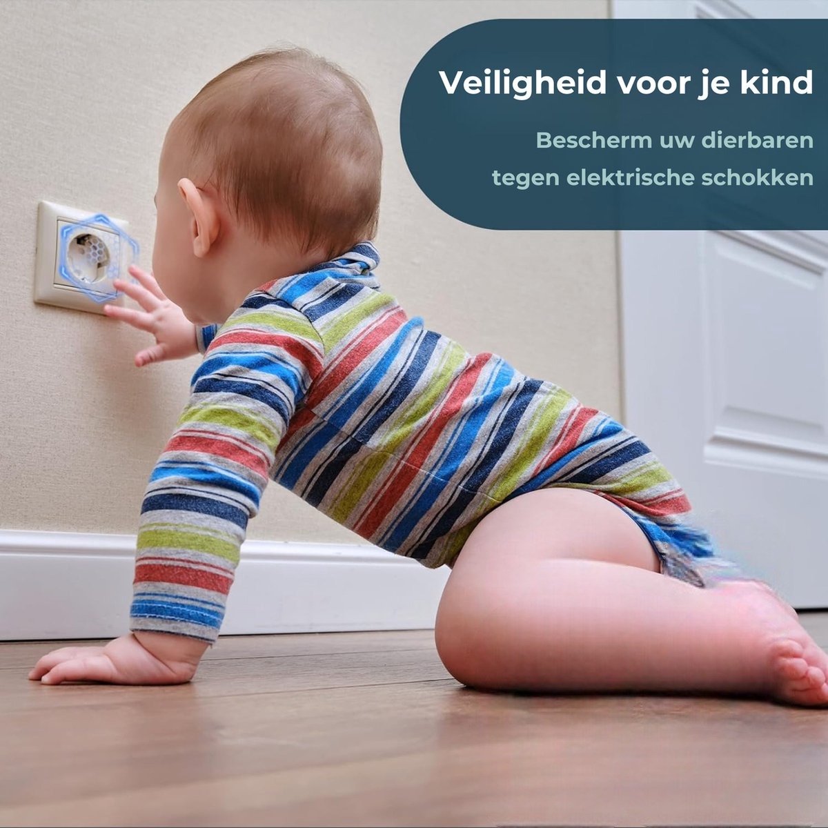 Witte stopcontactbeveiliging met draaimechanisme in gebruik - peuter probeert het aan te raken.