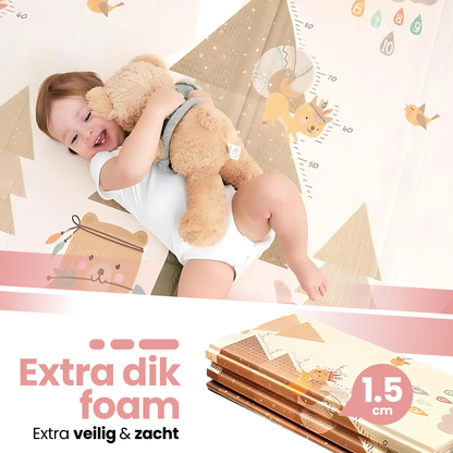 Blije baby speelt op opvouwbare dieren speelmat 200x150 cm met schattige teddybeer.