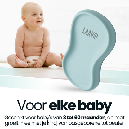 Verschoonkussen comfortabel op tafel - baby zit vrolijk rechtop