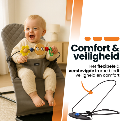 Verstelbare baby wipstoel grijs - kindje speelt met kleurrijk speelgoed