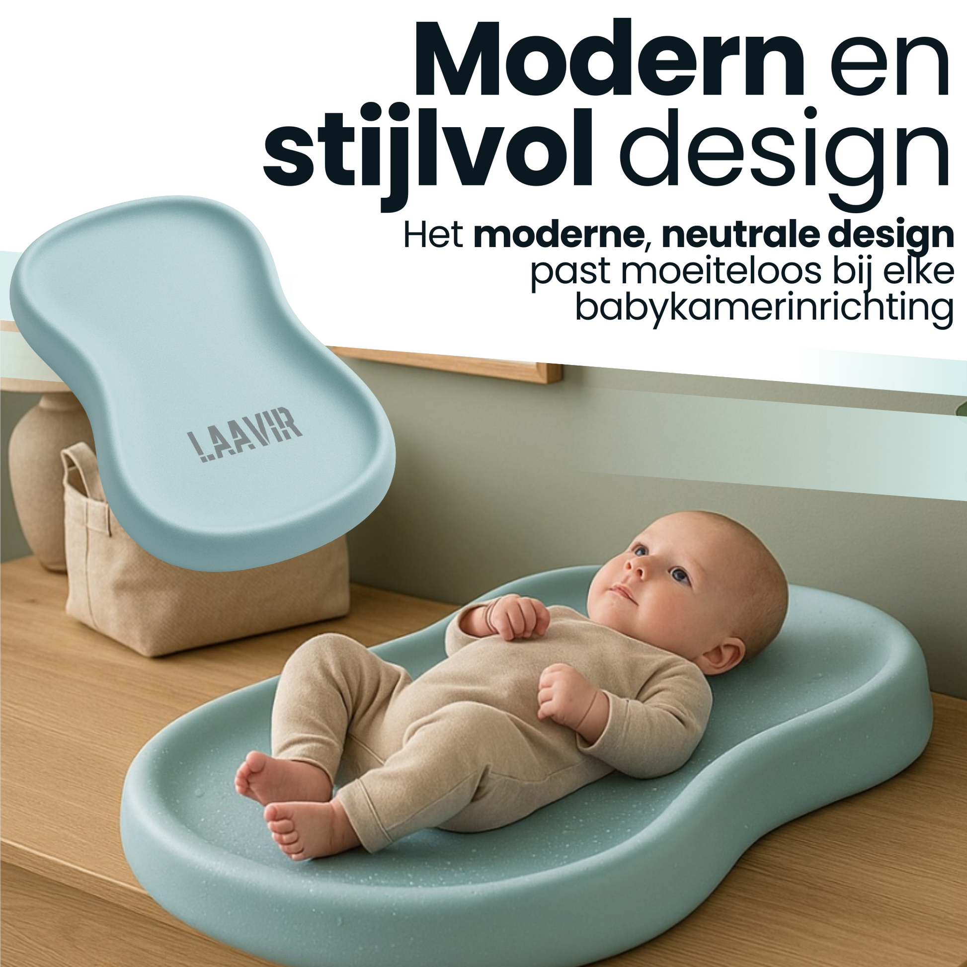Blauw verschoonkussen met baby liggend comfortabel op houten commode.