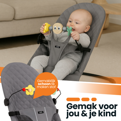 Inklapbare verstelbare baby wipstoel grijs - baby speelt met kleurrijke hangspeeltjes.