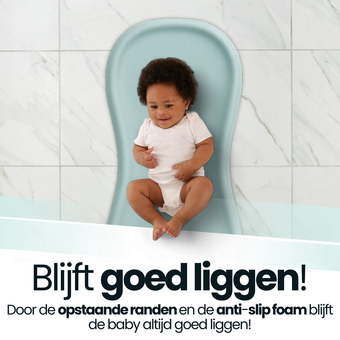 Hygiënisch verschoonkussen met opstaande randen - baby ligt comfortabel op blauw kussen.