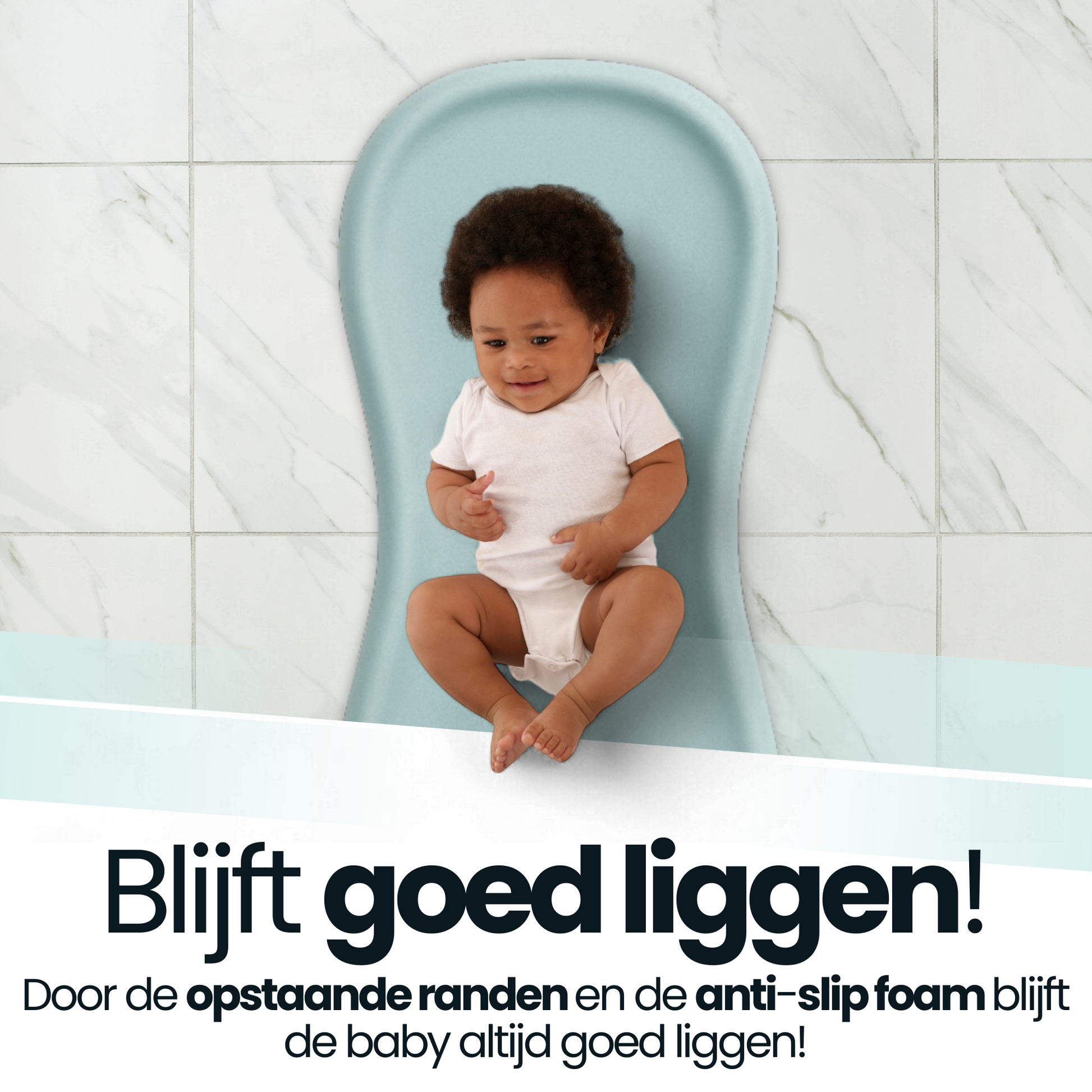 Hygiënisch verschoonkussen met opstaande randen - baby ligt comfortabel op blauw kussen.