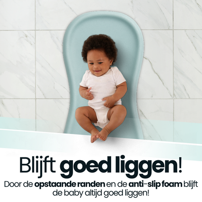 Hygiënisch verschoonkussen met opstaande randen - baby ligt comfortabel op blauw kussen.