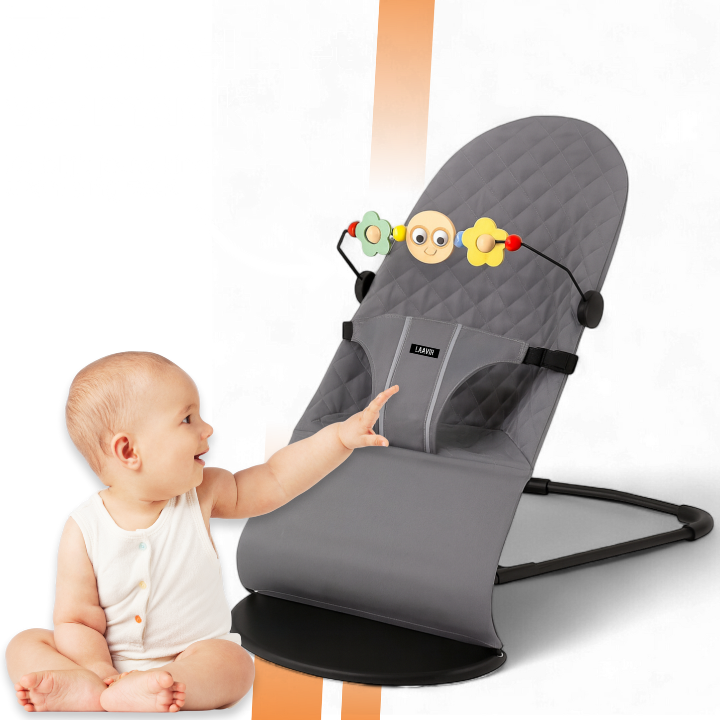 Grijze baby wipstoel verstelbaar met speelgoed - kind wijst naar hangende speeltjes