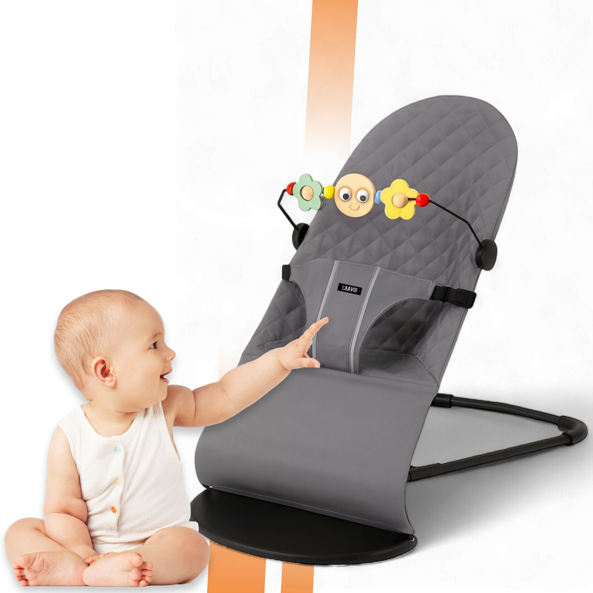 Grijze baby wipstoel verstelbaar met speelgoed - kind wijst naar hangende speeltjes