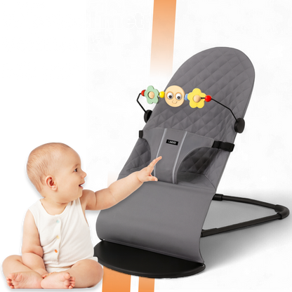 Grijze baby wipstoel verstelbaar met speelgoed - kind wijst naar hangende speeltjes