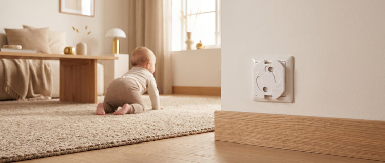 Stopcontact met Laavir stopcontactbeveiliging en een kruipende baby
