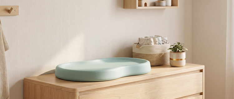 Laavir verschoonkussen op een houten commode