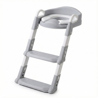 Grijze WC-verkleiner met trapje, klaar voor peuters, veiligheid en zelfstandigheid.