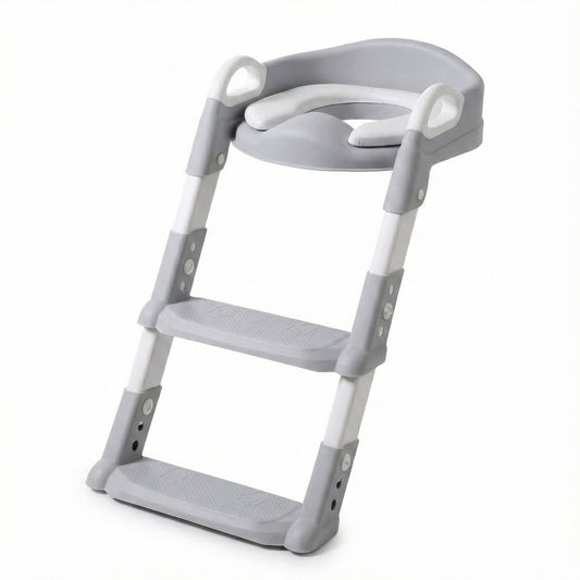 Grijze WC-verkleiner met trapje, klaar voor peuters, veiligheid en zelfstandigheid.