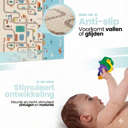 Opvouwbare baby speelmat met autoweg print - kind speelt met kleurrijk speelgoed.