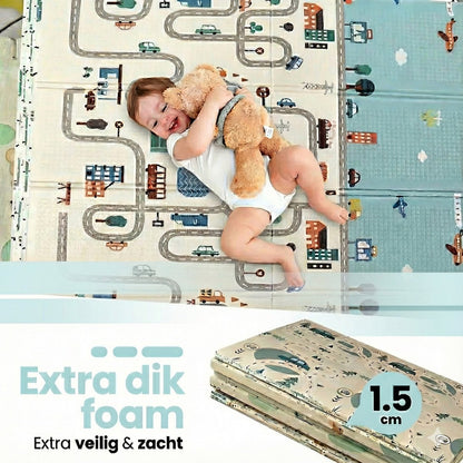 Opvouwbare baby speelmat met auto- en stadsontwerp, kind speelt met knuffel erop.