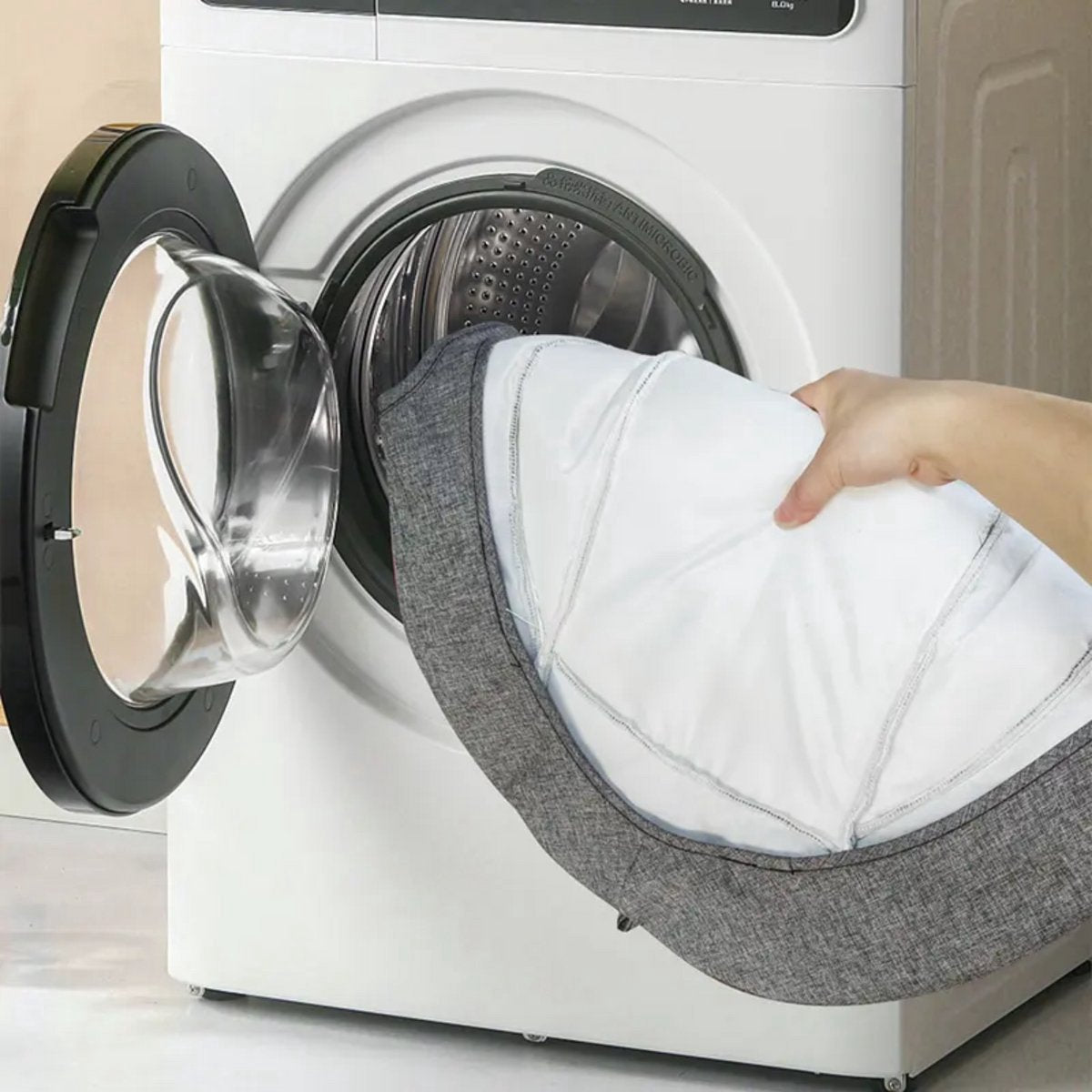 Elektrische baby wiegschommel grijs met muziek in gebruik in moderne slaapkameromgeving.