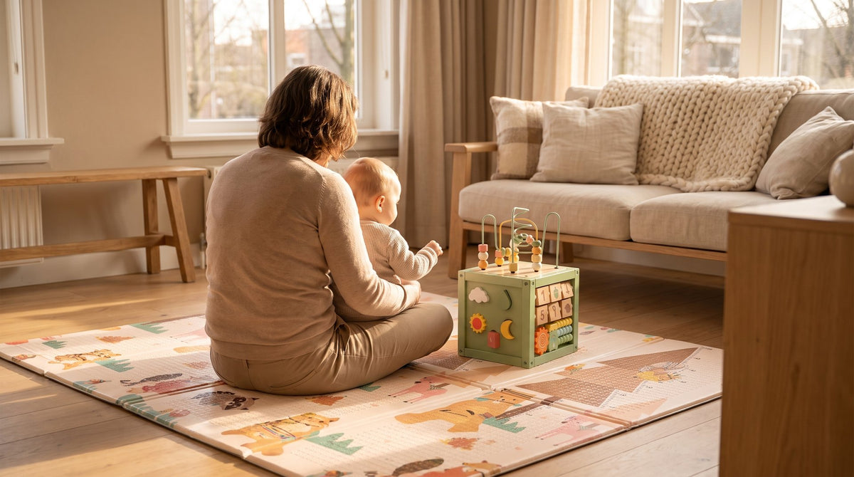 Ouder met baby op de Laavir speelmat in een warme woonkamer
